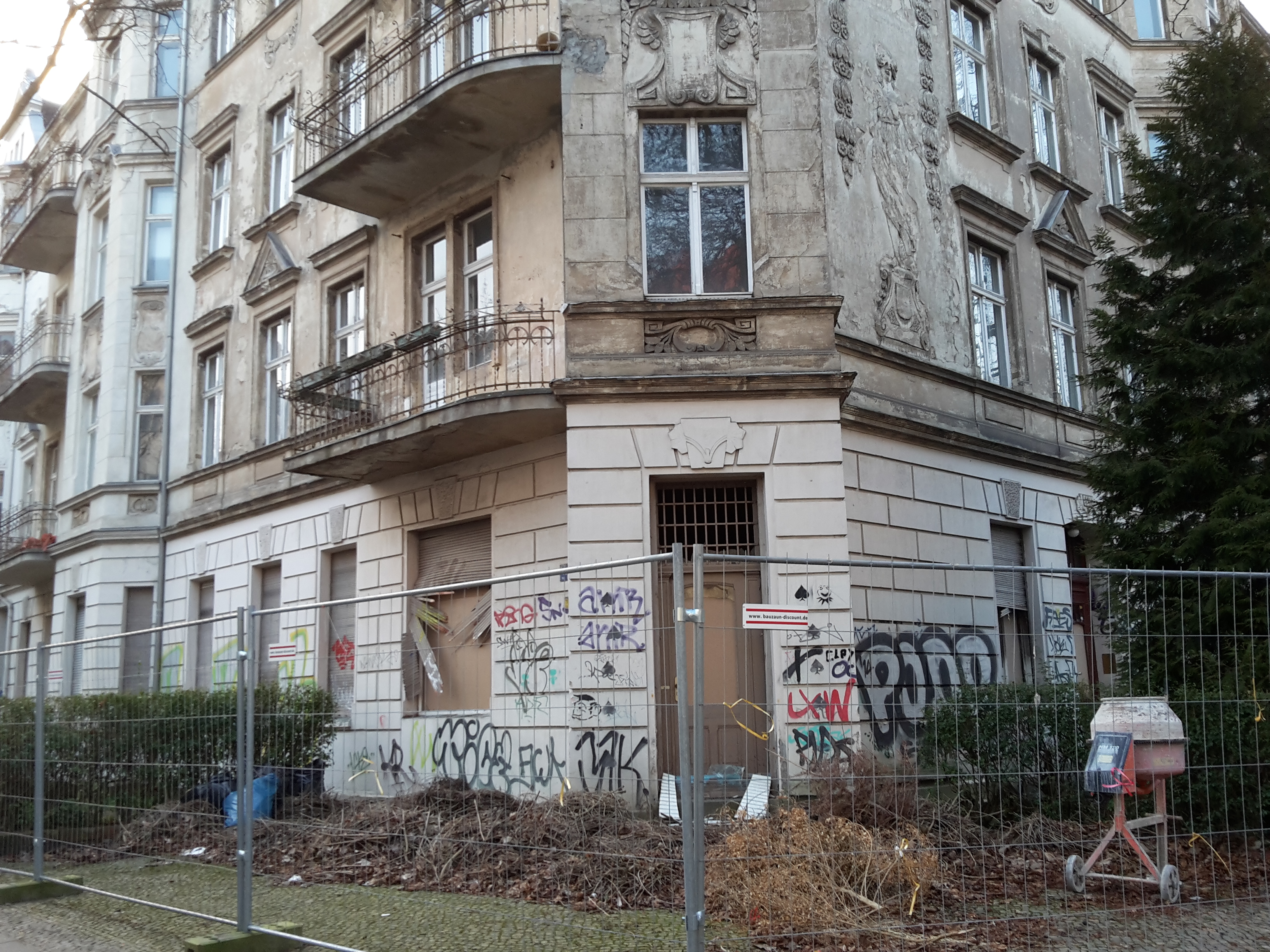 Hier wurde ein MFH in Berlin-Friedenau vernachlässigt und nicht rechtzeitig instandgesetzt. FOTO: M.Eisinger.