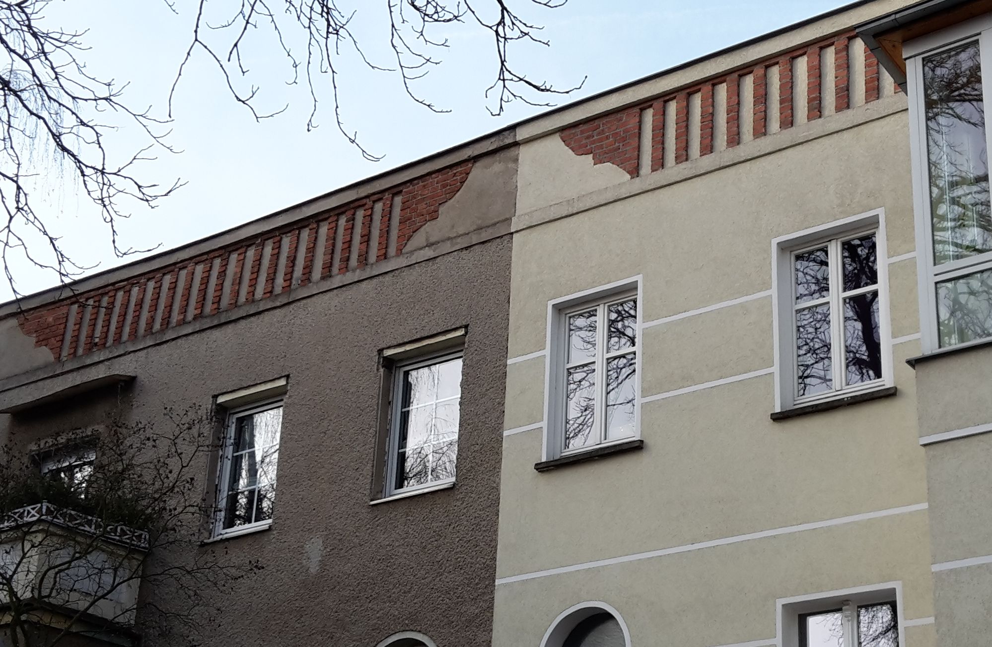 Altbausanierung: rechts hat der vermieter bereits investiert und sein Bestandsgebäue aufgewertet. Ort: Berlin-Karlshorts. FOTO: M.Eisinger