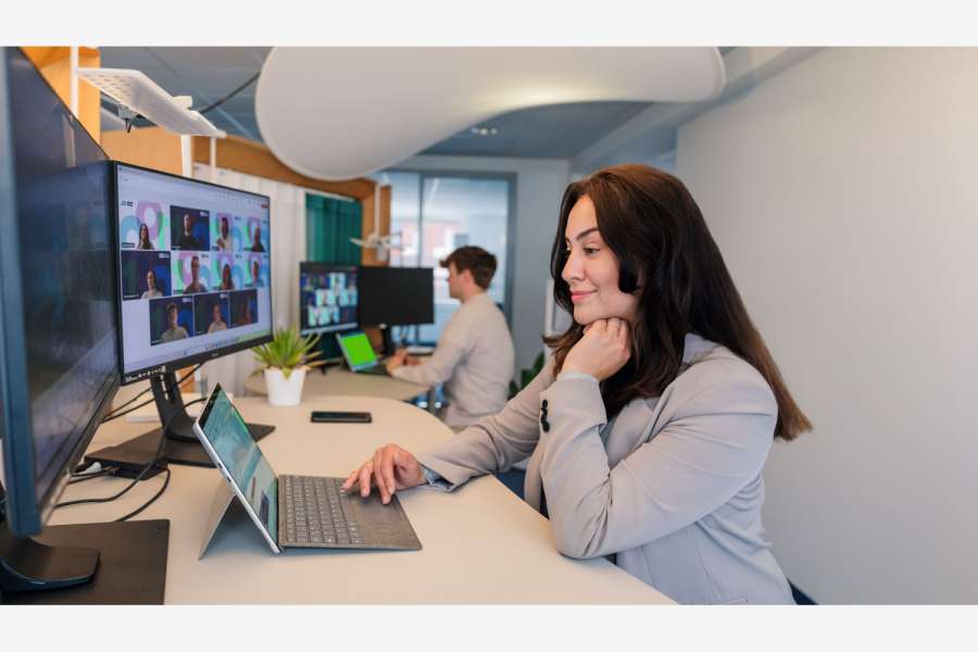 Virtuelle Eigentümerversammlungen eröffnen neue Möglichkeiten. (Hier im Bild WEG-Verwaltung FRANK in Hamburg) Foto: Christoph Niemann | Businessportraits Hamburg