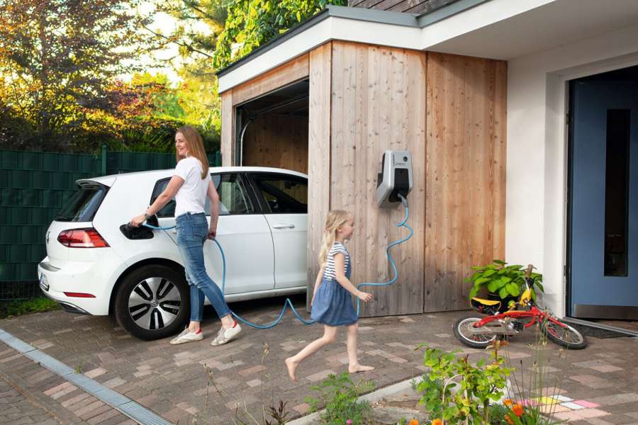 E-Mobilität wird deutlich attraktiver, wenn das Auto zu Hause aufgeladen werden. Bild: naturstrom