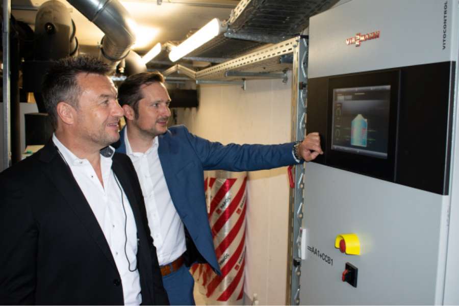 Stefan Keller, geschäftsführender Gesellschafter der te group, (links) und Jochen Schmitt, Geschäftsbereichsleiter Süd/Süd-West im Segment Immobilienwirtschaft der GETEC Group, während der Inbetriebnahme des Eisspeichers.