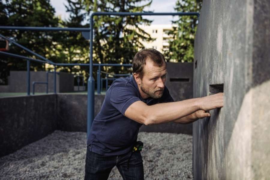 TÜV SÜD-Experte Roland Zwickl im Einsatz bei der Spielplatzprüfung Foto: TÜV-SÜD