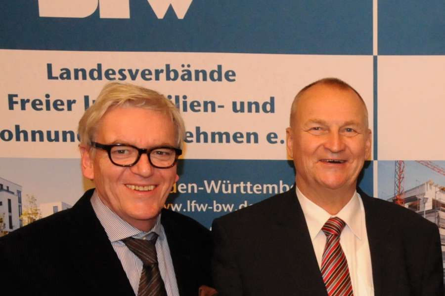 Auszeichnung für LFW-Geschäftsführer Dr. Lutz Wentlandt (r.), die Verdienstmedaille überreichte Senator E.h. Herbert Klingohr.