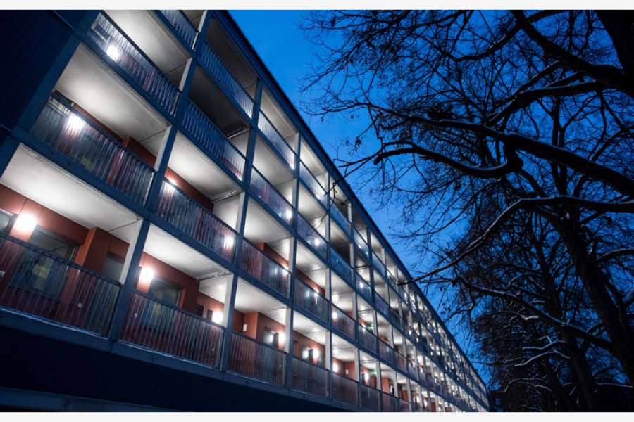 Das Haus über dem Parkplatz des Münchener Dantebades bietet seinen Mietern Sitzecken in den Laubengärten und einen Dachgarten. Foto: Lukas Barth