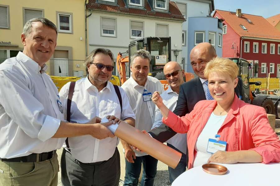 Bei der Grundsteinlegung (v.l.n.r.): Dr. Manfred Wilde, Oberbürgermeister der Stadt Delitzsch, Dr. Axel Viehweger, Verbandsdirektor Verband Sächsischer Wohnungsgenossenschaften e. V. (VSWG), Jens Fischer, Geschäftsführer IBA Ingenieurbüro GmbH Bau und Ausrüstungen, Frank Moritz, Geschäftsführer Bauservice Großenhain GmbH, sowie die UNITAS-Vorstände Steffen Foede und Iris Liebgott. BILD: UNITAS