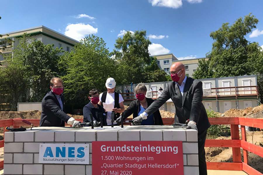 Grundsteinlegung für rund 1.500 neue Wohnungen in Marzahn-Hellersdorf. Quelle: https://www.stadtentwicklung.berlin.de/aktuell/pressebox/archiv_volltext.shtml?arch_2005/nachricht6891.html