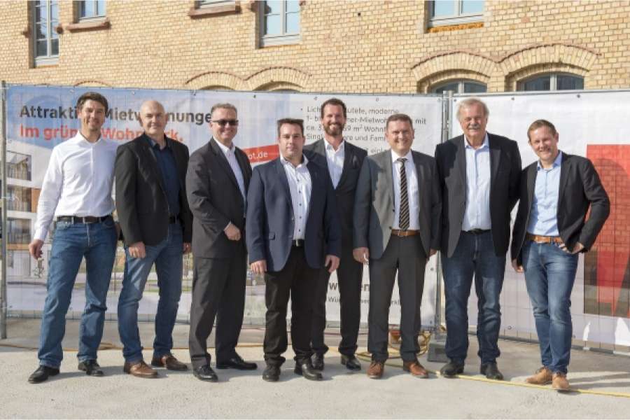 v. l. n. r.: Dirk Siebels, Leiter Wohn- und Gewerbebau Frankfurt/Köln/Karlsruhe WHS; Reiner Rödel von Dr. Ketterer Ingenieurgesellschaft; Marc Bosch, Leiter Baugrundsatz WHS; Thorsten Jung, Technischer Geschäftsführer Lang Bau GmbH & Co. KG; WHS-Geschäftsführer Alexander Heinzmann und Marcus Ziemer; Gunther Seiberth von ITG Landau und Christian Lyachenko von Bau4 Architekten. Foto: Wüstenrot Haus- und Städtebau GmbH/Zeyrek.