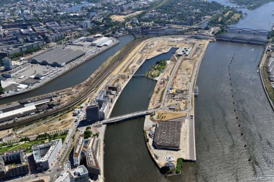Am größten Hafenbecken der HafenCity entsteht eine dichte Mischung aus intensiver Wohn- und Freizeitnutzung, grünen Freiräumen und Arbeitsplätzen. FOTO: HAFENCITY/frizzkuhn