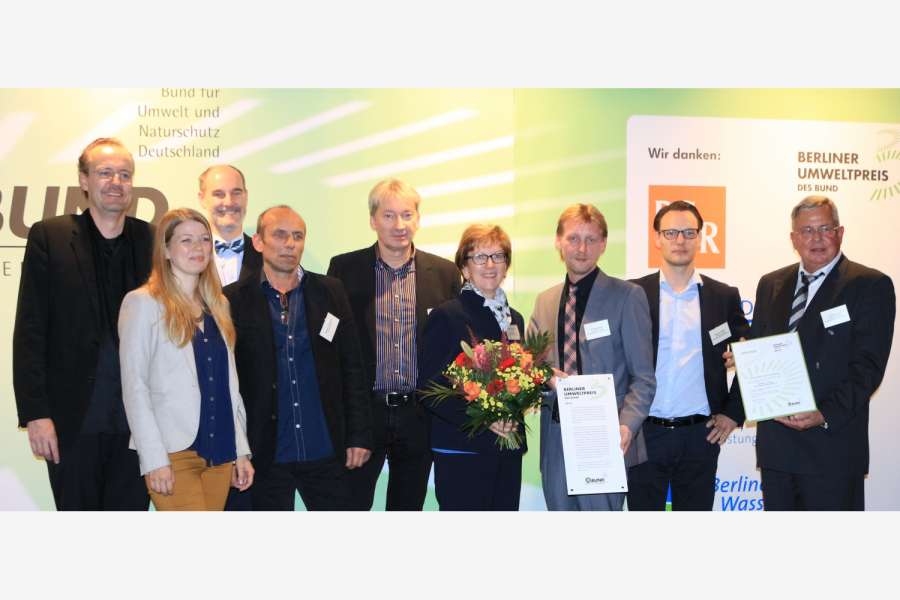 Die Vorstände der Märkischen Scholle (3. u. 4. v. re.) nehmen den Umweltpreis entgegen. Foto: Märk. Scholle