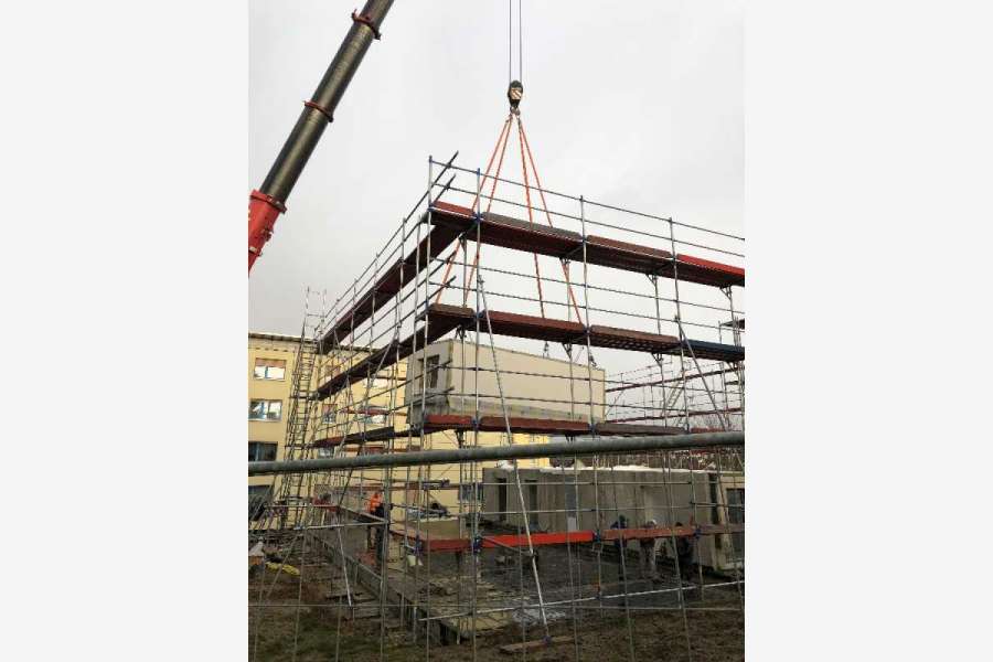 Das diesjährige Forum Serielles Bauen will aufdecken, welches Potenzial serielles Bauen hinsichtlich der Schaffung bezahlbarer, qualitativ hochwertiger und effizienter Wohnungen besitzt. Hier eine Montageplatzierung. FOTO: Kommunale Wohnungsbau GmbH Rheingau-Taunus