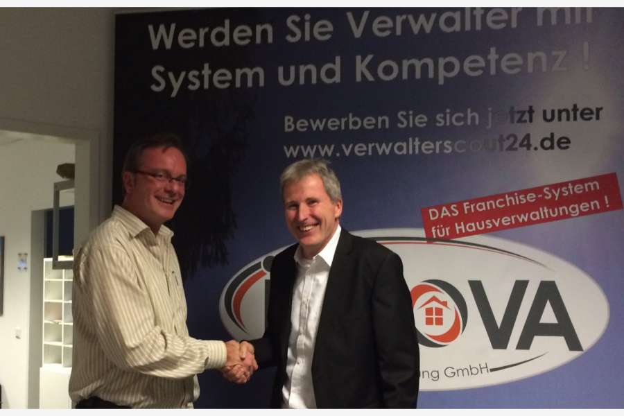 Jörg Schlüter (Foto links) begrüßt Martin Wissing als INNOVA-Franchise-Partner. Foto: INNOVA.