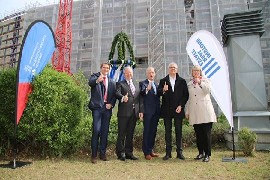 Staatsminister Tarek Al-Wazir (2. v. re.) mit (v. li.) Ralf Werner (Instone Real Estate), Dr. Constantin Westphal, Dr. Thomas Hain und Monika Fontaine-Kretschmer (alle Unternehmensgruppe Nassauische Heimstätte | Wohnstadt). Foto: UGNHWS / Sabine Antonius