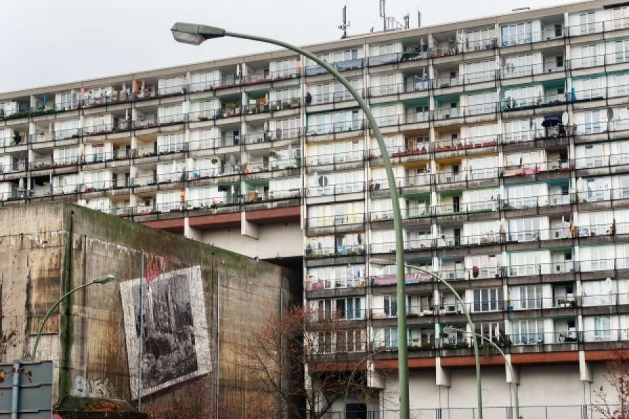 Sehr markant erhebt sich der Wohnkomplex über die Pallasstraße im berliner Bezirk Schöneberg. FOTO: Adobestock/F. Krawen