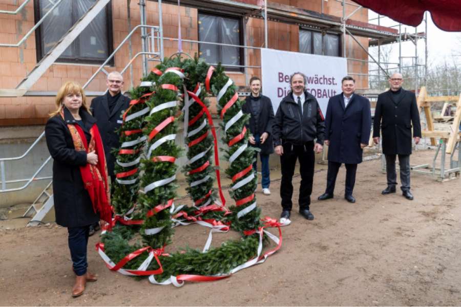 Im Beisein von Andreas Geisel, Senator für Stadtentwicklung, Bauen und Wohnen, sowie Gordon Lemm, Bezirksbürgermeister von Marzahn-Hellersdorf und Juliane Witt, Bezirksstadträtin für Stadtentwicklung, Umwelt- und Naturschutz, Straßen- und Grünflächen in Marzahn-Hellersdorf, beging die GESOBAU das Richtfest für 448 neue Mietwohnungen im Ortsteil Hellersdorf.