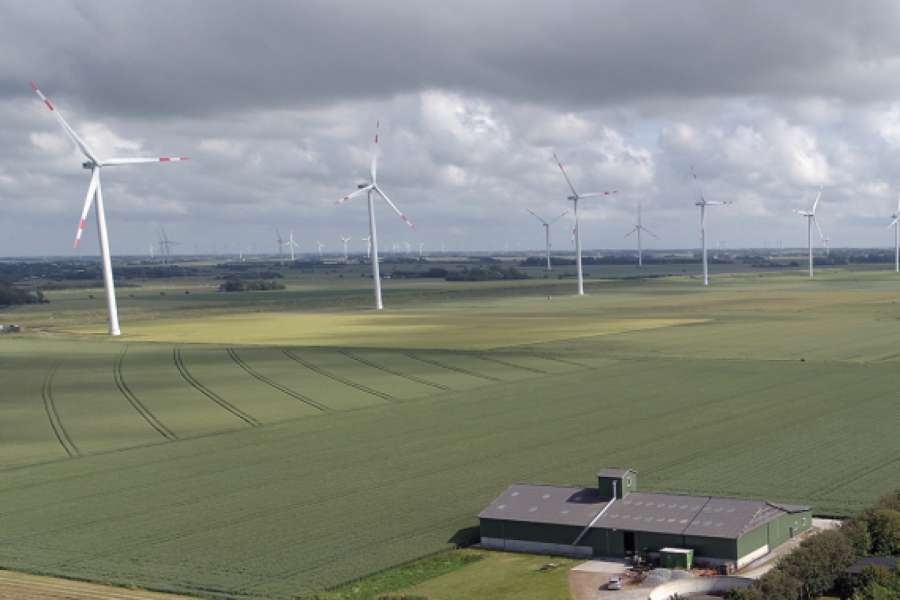 Die am Hindenburgdamm zur Insel Sylt gelegene Gemeinde hat Projekte, wie zum Beispiel den Bürger-Windpark Lübke-Koog, umgesetzt. Derzeit sind rund 30 Windkraftanlagen in Betrieb. FOTO: Institut für Wärme und Oeltechnik e. V. (IWO)