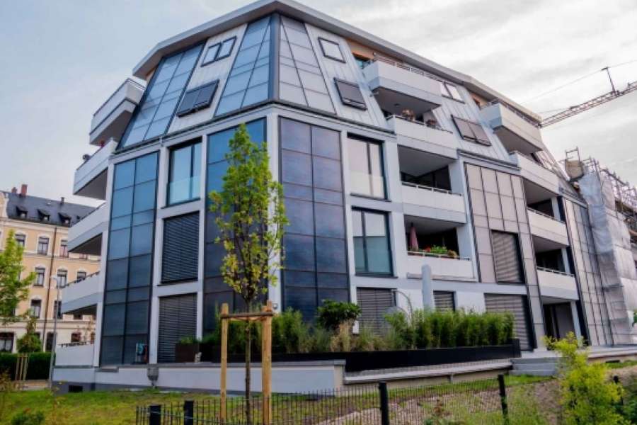 Dies ist der erste Bauabschnitt der zweiteiligen Eigentumswohnanlage Solardomizil in Chemnitz. 317 Quadratmeter Solarkollektoren werden rund die Hälfte des Wärmebedarfs für insgesamt 30 Wohnungen solar decken. Foto: FASA AG