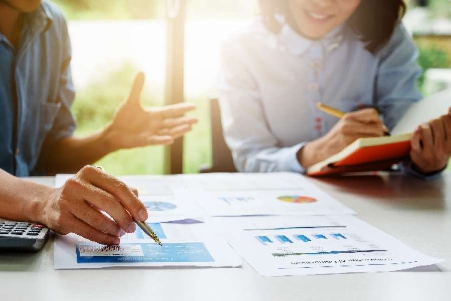 Die Ergebnisse der DDIV-Branchenanalyse liegen vor. Neben Verwaltervergütung, Kostenstruktur und Sanierungsmaßnahmen thematisiert die diesjährige Erhebung auch die Mitarbeiter- und Unternehmensentwicklung. FOTO: Adobestock/itchaznong