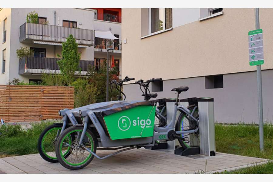 Jede Person, ob Mieter oder Anwohner, ob mit oder ohne Führerschein, kann sich ein E-Lastenrad ausleihen. Nach der Tour wird das Rad wieder in die Station zurückgeschoben. Das E-Lastenrad ist damit automatisch abgeschlossen und lädt sich von selbst wieder auf. In Darmstadt stellt das Wohnungsunternehmen bauverein AG mehrere Standorte zur Verfügung. FOTO: sigo GmbH