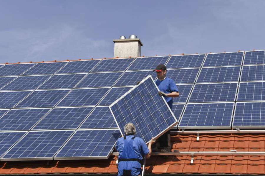 Hier wird eine Solaranlage installiert. FOTO: obs/LichtBlick SE/Marina Lohrbach / Fotolia