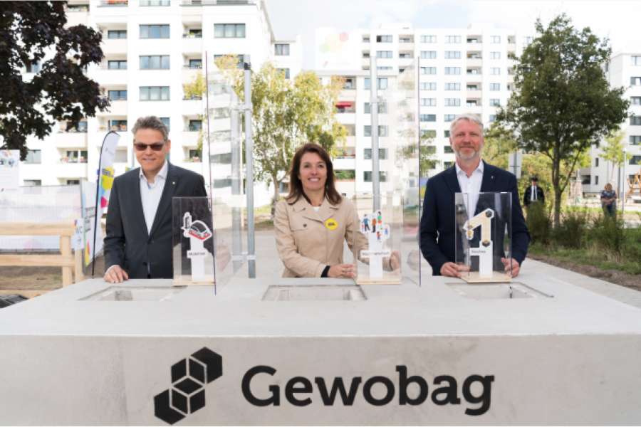 Grundsteinlegung im September: Jörn Oltmann (stellvertretender Bezirksbürgermeister und Bezirksstadtrat für Stadtentwicklung und Bauen für Tempelhof-Schöneberg), Snezana Michaelis (Gewobag-Vorstandsmitglied) und Sebastian Scheel (Senator für Stadtentwicklung und Wohnen)(v.l.n.r.). FOTO: CITY-PRESS