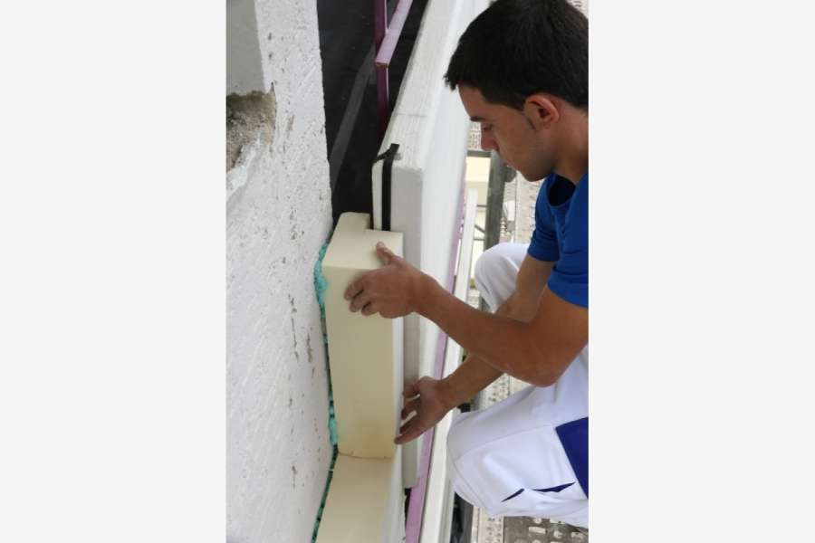 Für die Dämmung von Mehrfamilienhäuserwände können PU-WDV-Systeme eine Alternative sein. Die Verarbeitung auch an geometrisch komplexen Gebäuden soll einfach sein. Foto: puren