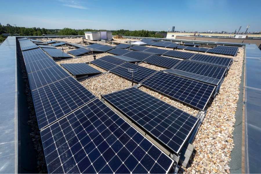 Die Photovoltaikanlage mit Batteriespeicher auf dem Dach des Howoge-neubaus in der Sewanstraße, Berlin-Lichtenberg. FOTO: HOWOGE