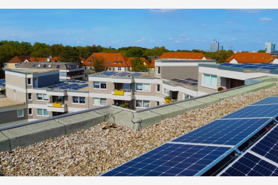 Eine Solaranlage auf dem Dach zur Erzeugen von Mieterstrom schützt das Klima und spart Kosten für die Mieter. BILD: SOLARIMO