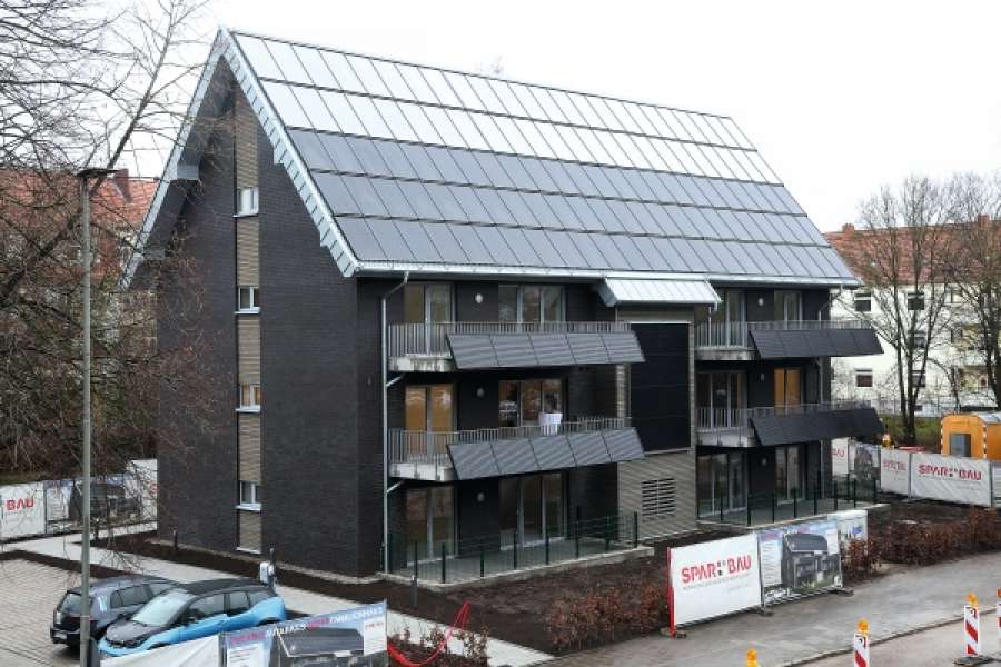 Wohngebäude und Solarkraftwerk in einem: Die auf dem Dach und an den Balkonbrüstungen angebrachten Module sollen drei Viertel des gesamten Energiebedarfs von sechs Wohnungen erzeugen. FOTOS: SPAR UND BAU EG/ BJÖRN LÜBBE