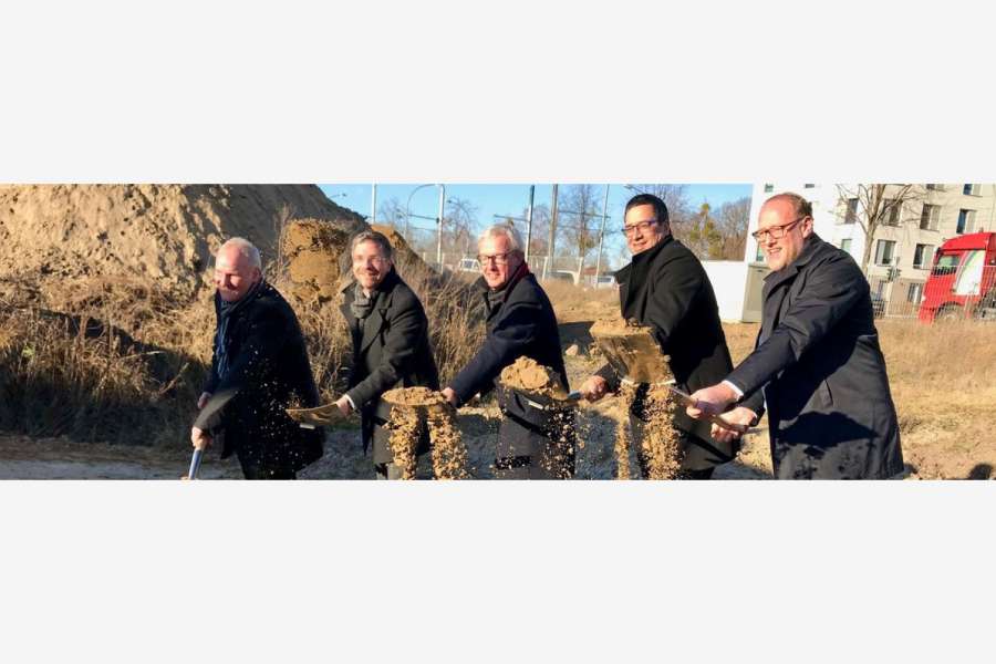 (v.l.n.r): Bernd Rubelt, Beigeordneter für Stadtentwicklung, Bauen, Wirtschaft und Umwelt, Oberbürgermeister Mike Schubert, Guido Beermann, Minister für Infrastruktur und Landesplanung des Landes Brandenburg, sowie Jörn-Michael Westphal und Bert Nicke, Geschäftsführer der ProPotsdam GmbH. FOTO: Jessica Beulshausen