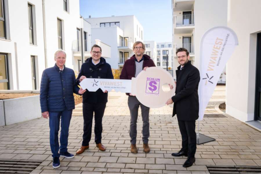 Bei der Schlüsselübergabe am 12.11.21 (v.l.n.r.): Architekt Dr. Burkhard Schrammen, Bastian Brusinski, Bereichsleiter Portfoliomanagement/Akquisition von Vivawest, Björn Schlun, Geschäftsführer der Lambert SCHLUN GmbH & Co. KG, und Mönchengladbachs Oberbürgermeister Felix Heinrichs.