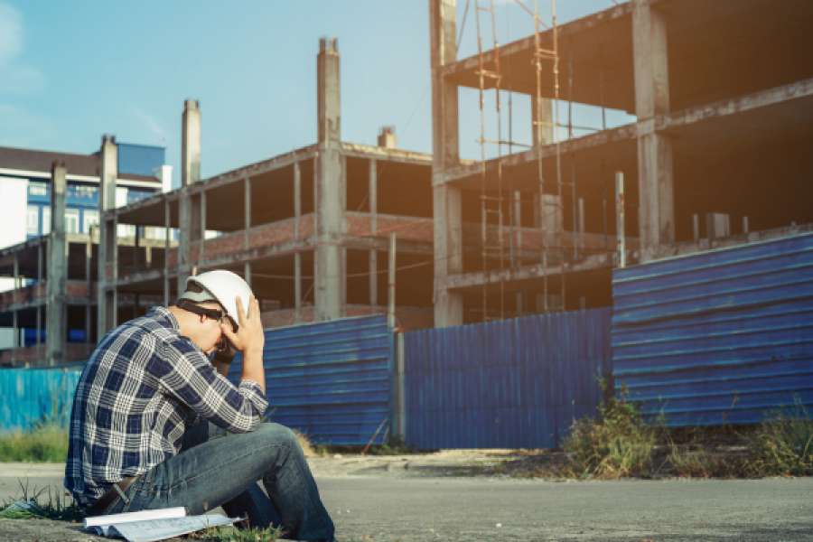 Wenn Bauarbeiter selbst infiziert sind, könnten Aufträge nicht fristgerecht ausgeführt werden. FOTO: ADOBESTOCK/ANUCHA