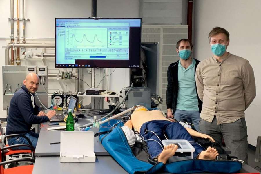 Ingenieure bei Viessmann bauen ein Beatmungsgerät in Zusammenarbeit mit E.ON Energy Research Center der RWTH Aachen sowie weiterer Krankenhäuser. FOTO: Viessmann Werke GmbH & Co. KG