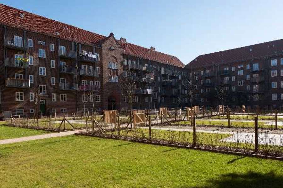 Ein Teil des knapp 100 Jahre alten Gebäudekarrees ist im zweiten Weltkrieg zerstört und in den 1950er Jahren wiederaufgebaut worden. Die Sanierungsarbeiten von hanova starteten im Sommer 2016 und wurden Ende 2018 abgeschlossen. Die Paul-Wolf-Höfe erstrahlen seither im neuen Glanz und werten das gesamte Quartier auf.