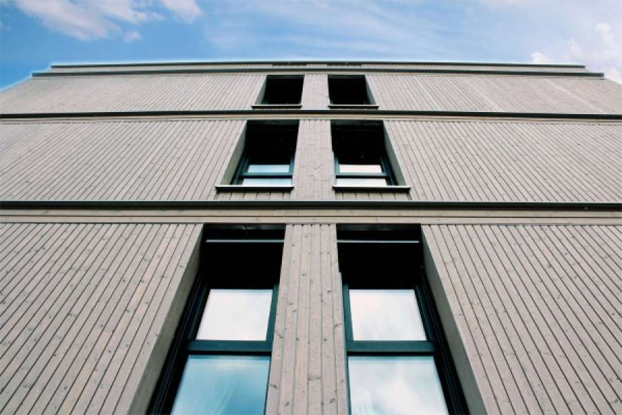 In Kombination mit Betondecken stößt der Holzbau in neue Dimensionen vor. Hier ein fünfgeschossiges Wohnhaus. FOTO: DENNERT GMBH