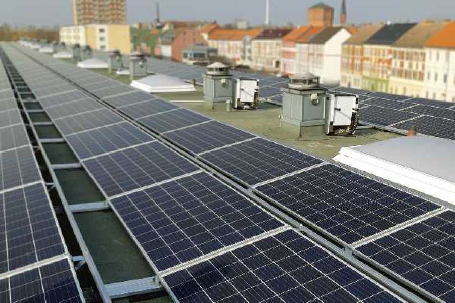 Solaranlage auf dem Dach eines MFH des Wohnungsvereins Dessau eG. Mieter profitieren vom Mieterstrom. FOTO: SOLARIMO