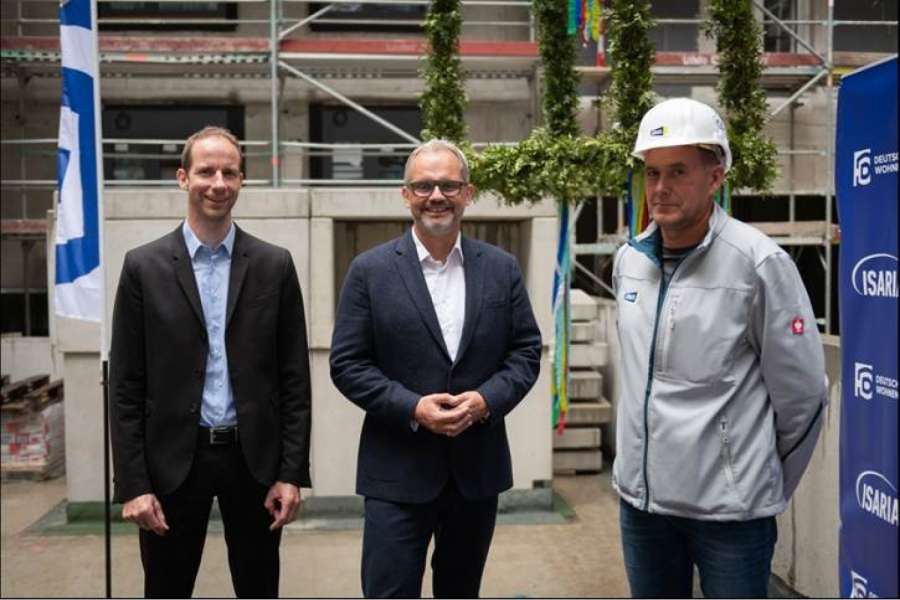 Richtfest Drei Horizonte am 18.08.21, v. li.: Robert Lange, Prokurist Isaria Projektentwicklung; Henrik Thomsen, CDO Deutsche Wohnen SE; Michael Felber, Polier, Jökel GmbH (Firma für Rohbau) Bild: Deutsche Wohnen SE/ MERIAG Roman Gerike