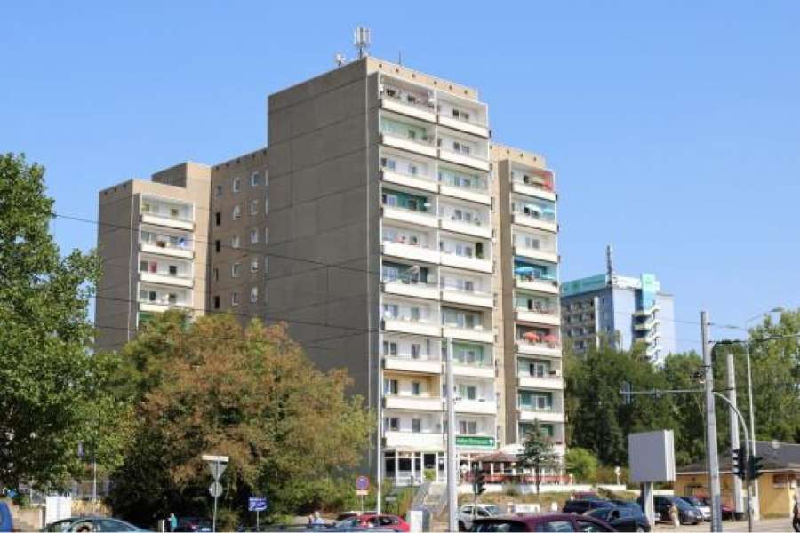 Bei diesem Wohnhaus in der chemnitzer Innenstadt liegt der Schwerpunkt auf bezahlbarem Wohnraum. Maßnahmen: Erneuerung Steigleitungen, Neugestaltung, Treppen- häuser, Hauseingangs- bereiche und Fassade, Balkonsanierung, tlw. Modernisierung der Bäder. BILD: GGG