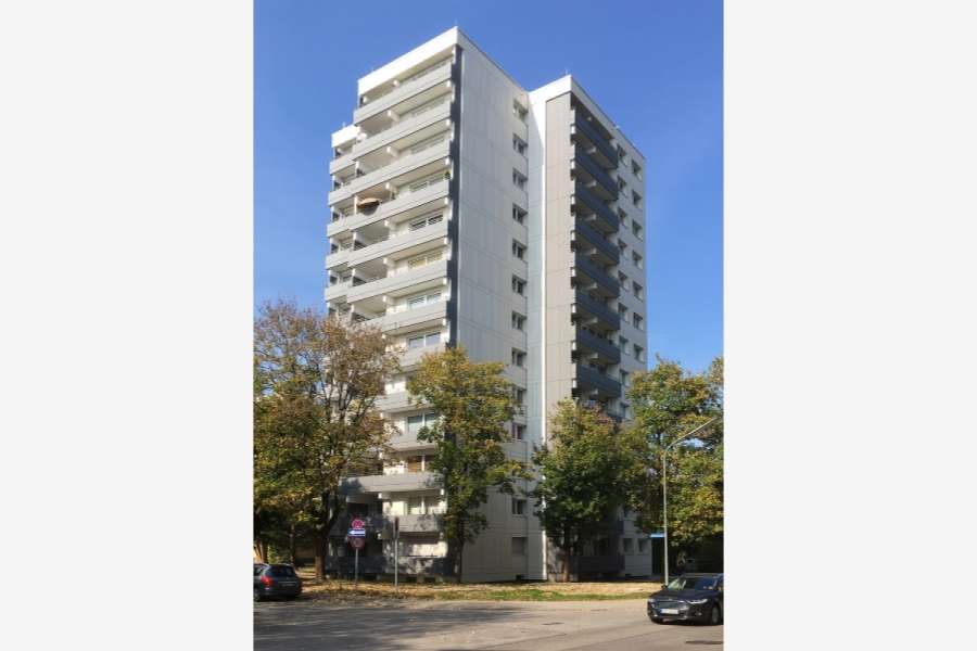 Der Ahornring 2 im neuen Gewand. Bild unten: Der neue Eingangsbereich. Fotos: GEWOFAG