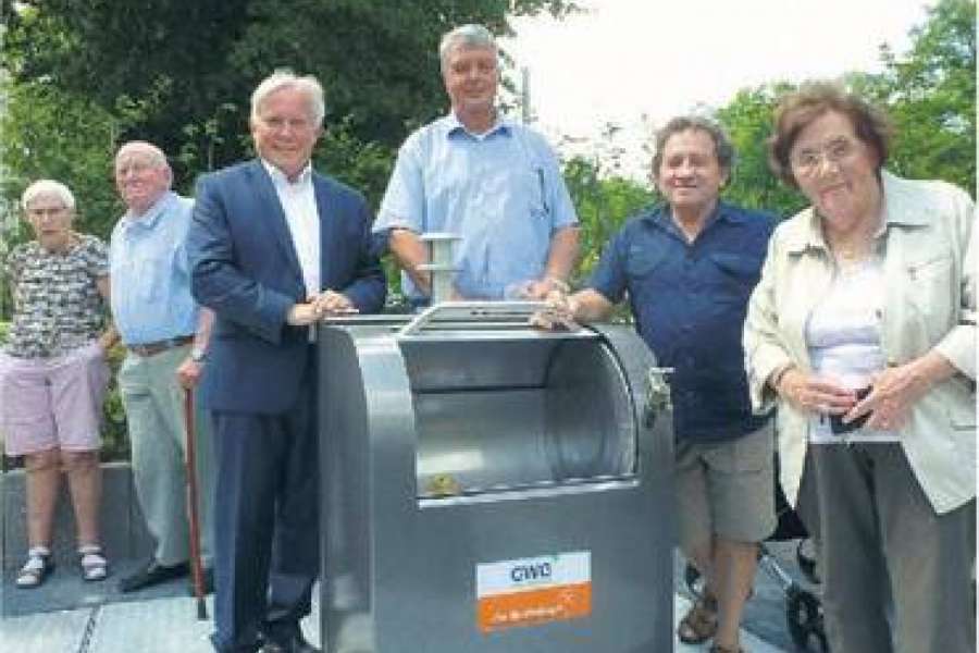 Begeistert von der neuen Abfallentsorgung: Die Betriebsleitern Peter Ley (GWG), Dirk Lange (Die Stadtreiniger Kassel) und die Bewohner der Wohnanlage. Foto: Stadtreiniger
