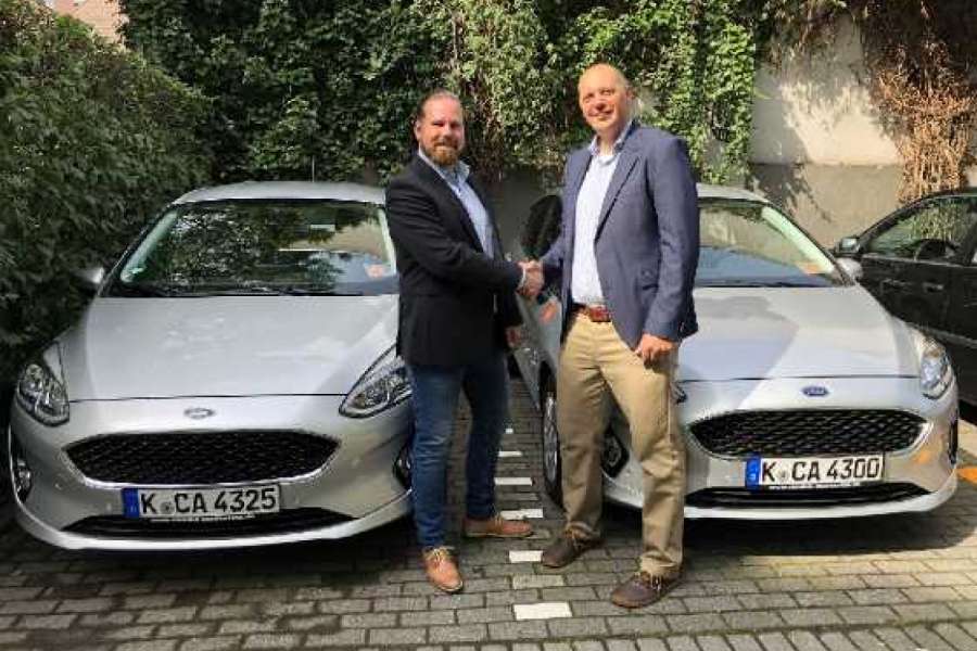 Sebastian Reiff, Teamleiter des Sahle Wohnen-Kundencenters Wuppertal (l.), und Henrik Hallmann, cambio Wuppertal, bei der offiziellen Eröffnung der cambio-Station in Wuppertal-Arrenberg. Foto: Sahle Wohnen