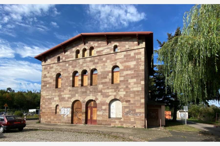 Schnörkelloses altes Gebäude: Der ehemalige Bahnhof im thüringischen Arenshausen ist nicht mehr in Betrieb. Hier entstehen einige neue Wohnungen. BILD: Reba Immobilien