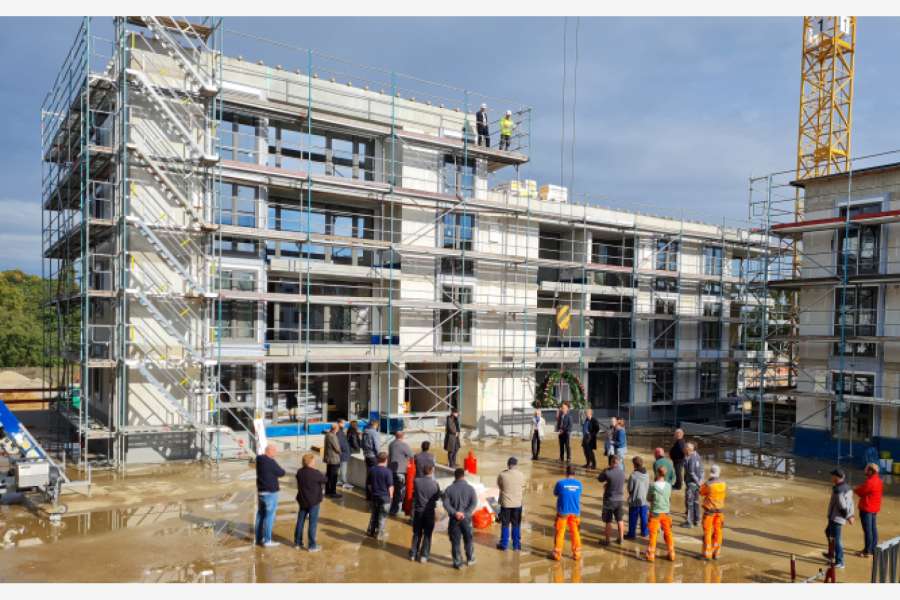 Das Richtfest im Oktober war ein riesen Erfolg. Architekten und Planer freuen sich mit der Bauherrin und Vertretern der Gemeinde über den Rohbau. BILD: Joseph-Stiftung . Kirchliches Wohnungsunternehmen
