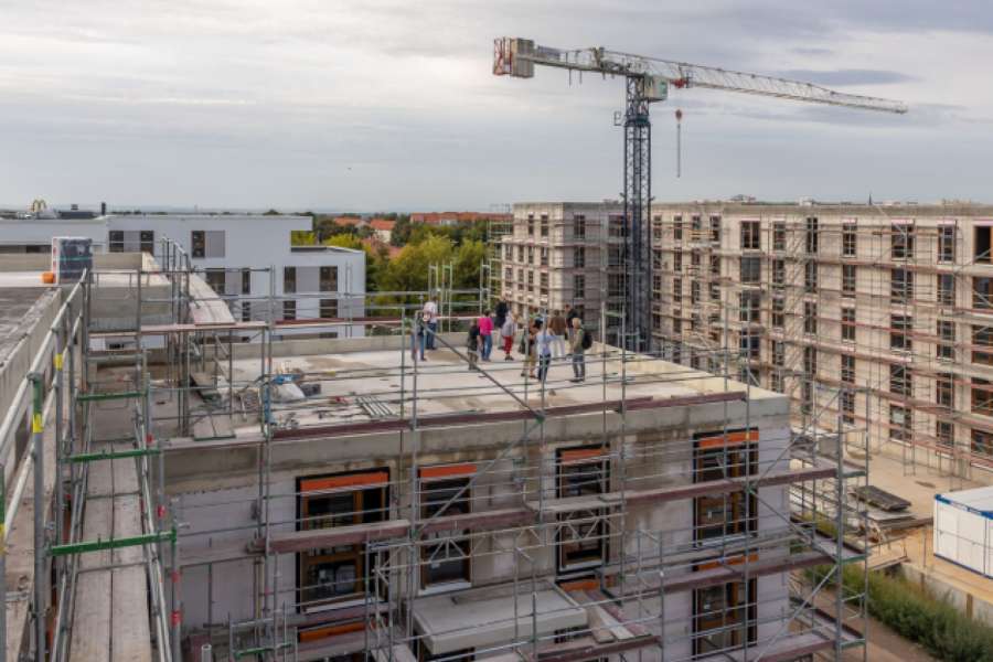 Die Veränderungen im Erfurter Norden werden sichtbar: Seit Juni ist auch der vierte und letzte Bauabschnitt des Neubauprojektes EUROPAKARREE I unmittelbar am Thüringenpark im Ausbau. Der erste Bauabschnitt des Neubaugroßprojektes liegt im Zeitplan. Baustellenbegehung Ende August 2021. FOTO: Wohngroup GmbH