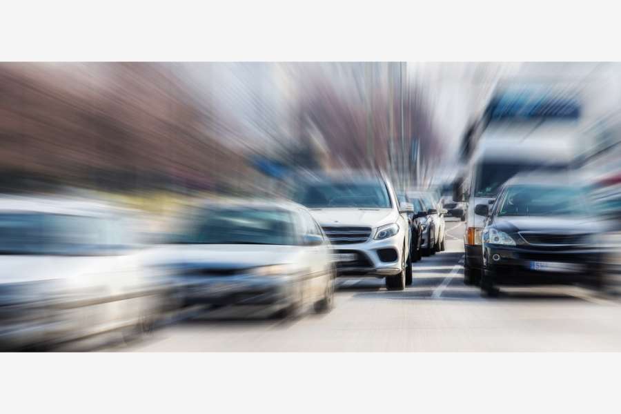 Lärm und Schmutz: Autoverkehr reißt nie ab. Foto: Adobestock/Rainer Fuhrmann
