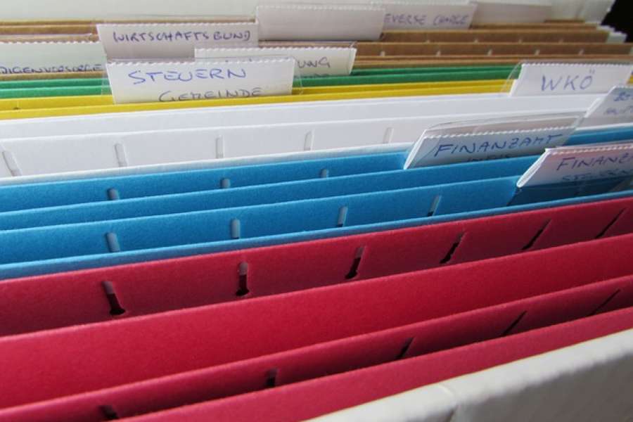 Akten in Papierform sind schwer zu vergleichen. Wie wäre es mit einem Service, der Altlasten digitalisiert und auch neue Angebote heraussucht? FOTO: PIXABAY