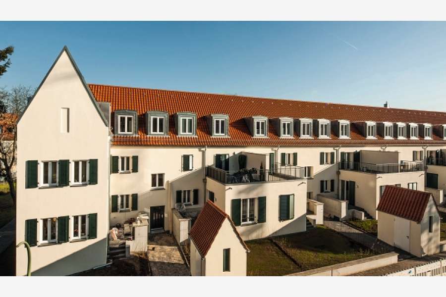 Die erste sanierte Gebäudezeile des Projekts am Riederwald. Christoph Mäckler Architekten gelang eine behutsame Aufbereitung des Bestandes. Moderne Wohnungen mit bis zu 90 Quadratmetern sind entstanden. FOTO: DEUTSCHE POROTON/J.VOGT