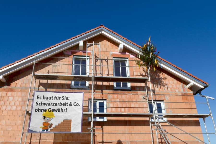 Wer sich rechtswidrig um die Mehrwertsteuer drücken will, hat keinen Anspruch auf kostenfreie Mängelbeseitigung.