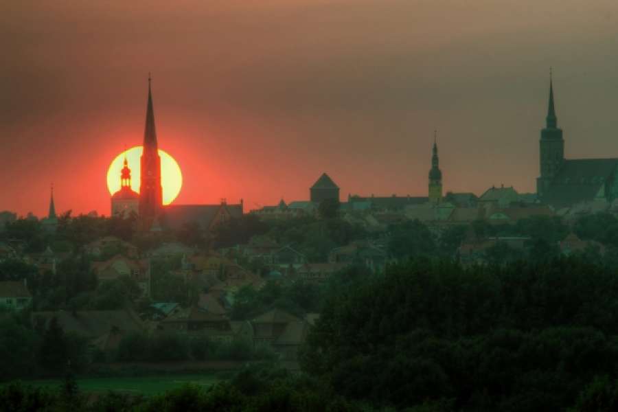 Das ist Bautzen und nicht Oederan in Sachsen. Eine positive Ausstrahlung hat aber sowohl der Sonnenaufgang, als auch die Implementierung der Nahwärmelösung durch die WHS in Oederan. FOTO: PIXELIO/P.BOHOT