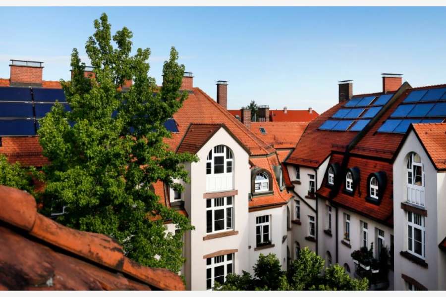 Auf den Dächern der Häuser in der Emmendinger Straße in Freiburg wurden Solarpaneele montiert. FOTO: S. GEBHARD/Stadt Freiburg