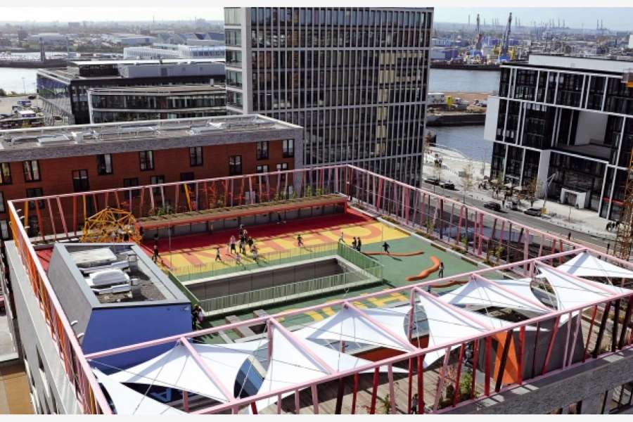Aus flachen Dächern kann man etwas machen. Eine Grünfläche oder - wie hier auf einer Hamburger Grundschule - einen Sportplatz aufbauen. FOTO: HafenCity Hamburg GmbH/Elbe&Flut